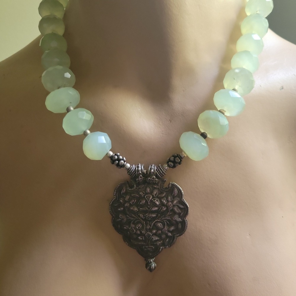 925 Sterling Silver Repousse Pendant Green Faceted Bead Necklace 18" Cot